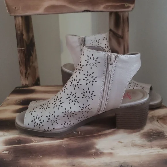 Big Girls Peep-Toe Sandals with Bow Accent Size 4M - Picture 3 of 14